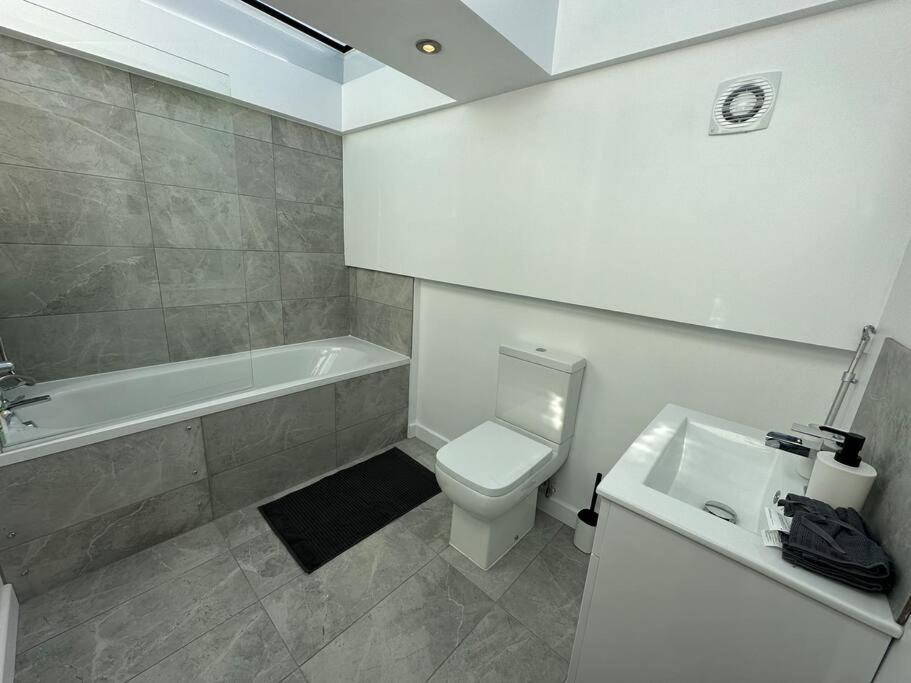 Lovely New Decor Studio - 4 The Southwell Лондон Экстерьер фото