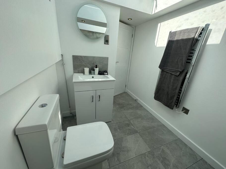 Lovely New Decor Studio - 4 The Southwell Лондон Экстерьер фото