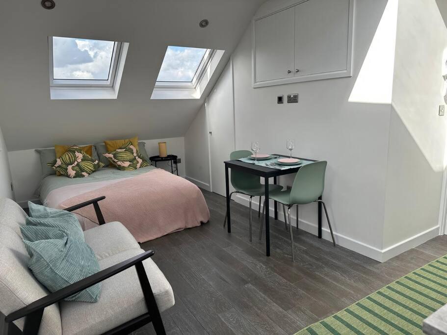 Lovely New Decor Studio - 4 The Southwell Лондон Экстерьер фото